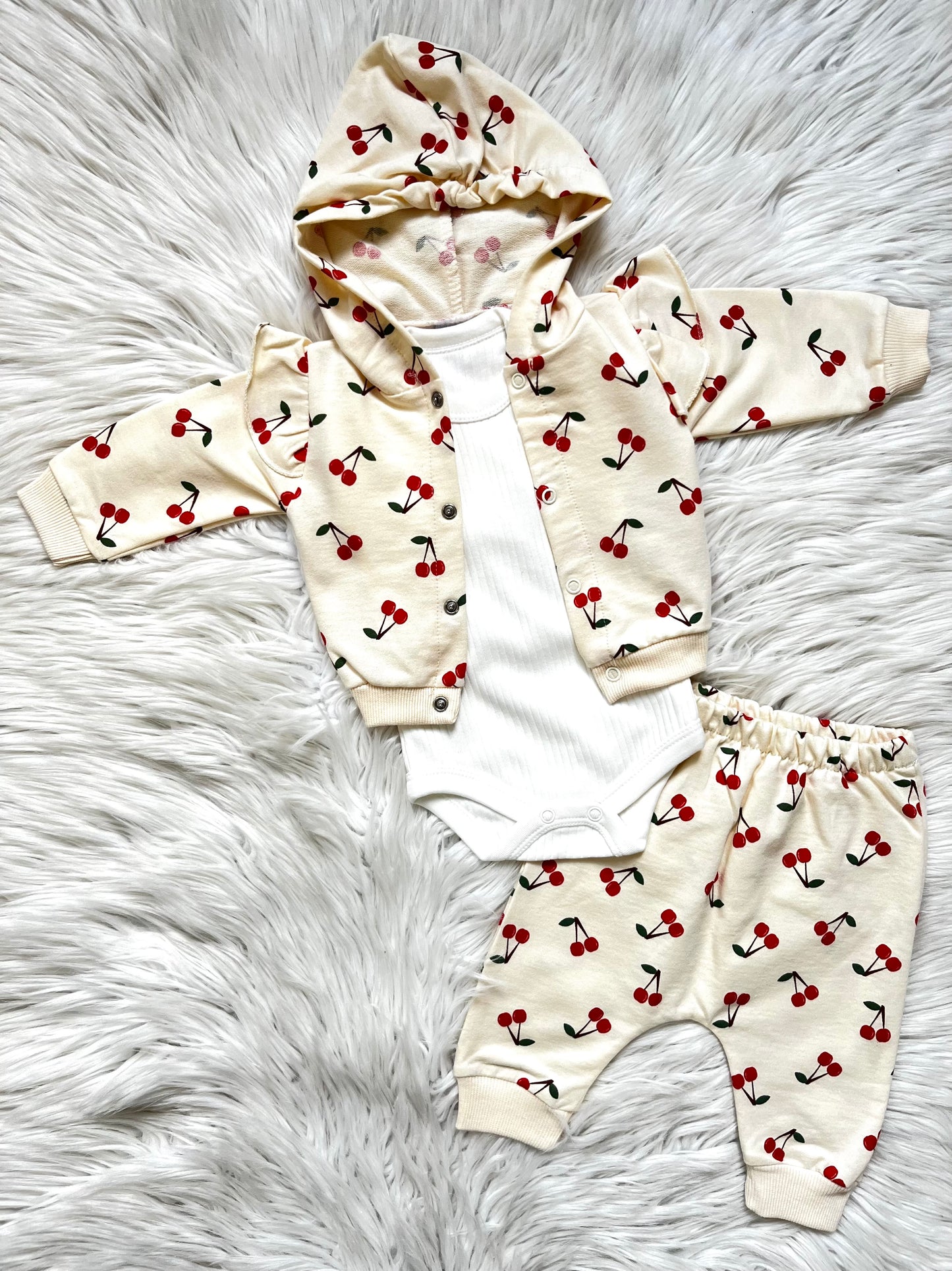 🍒 Kiraz Desenli Kapüşonlu 3’lü Takım – Sweatshirt + Body + Pantolon