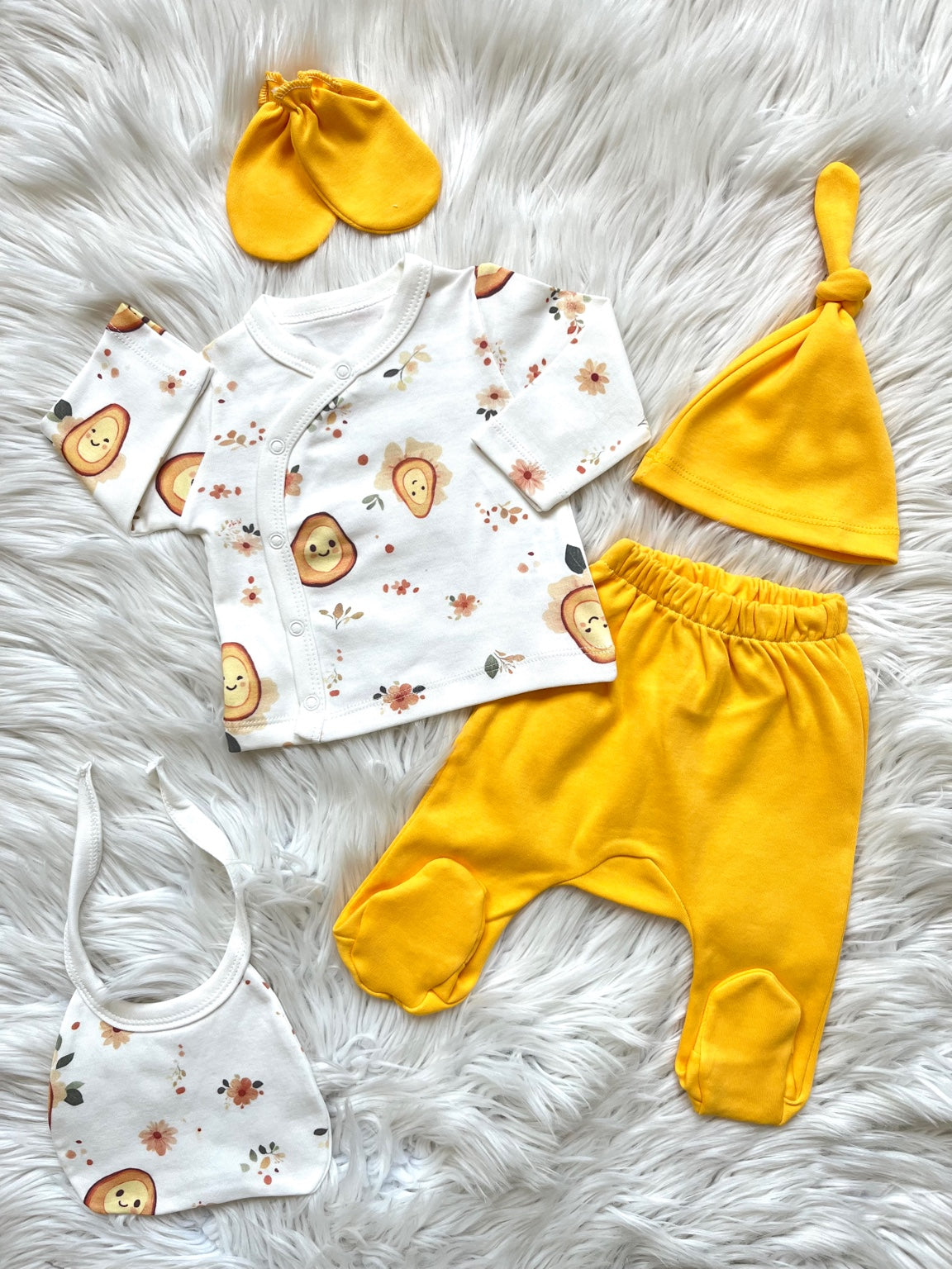 🥑 Avokado Baskılı Sarı 5’li Yenidoğan Seti – Üst + Pantolon + Şapka + Eldiven + Önlük