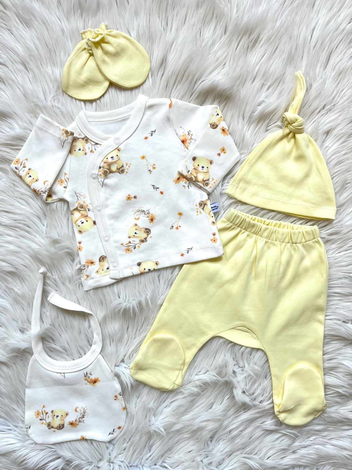 🐻🌼 Ayı & Çiçek Desenli 5’li Yenidoğan Seti – Üst + Pantolon + Şapka + Eldiven + Önlük