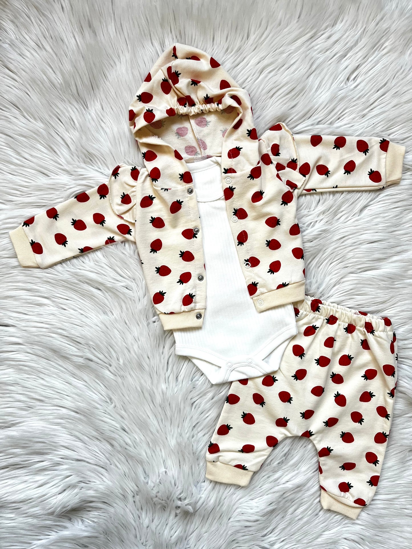 🍓 Çilek Desenli Kapüşonlu 3’lü Takım – Sweatshirt + Body + Pantolon