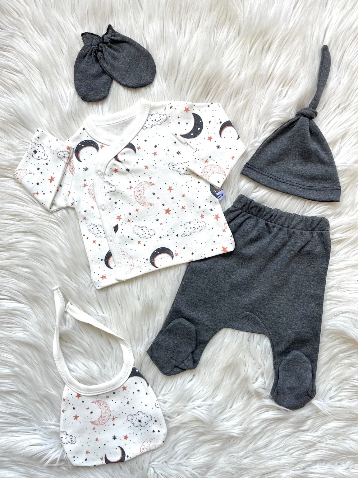 🌙✨ Ay & Yıldız Desenli 5’li Yenidoğan Seti – Üst + Pantolon + Şapka + Eldiven + Önlük