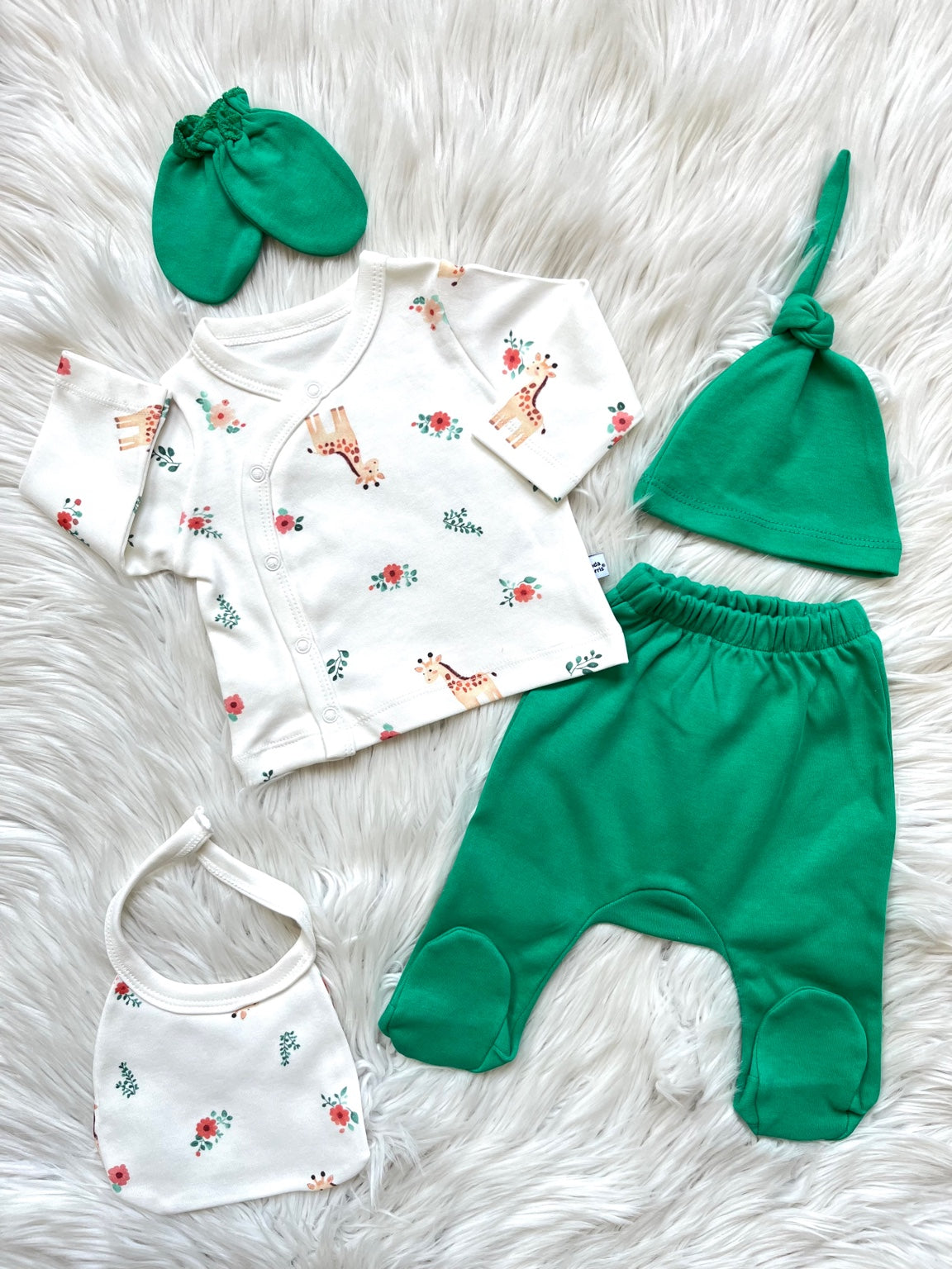 🦒🌿 Zürafa & Çiçek Desenli 5’li Yenidoğan Seti – Üst + Pantolon + Şapka + Eldiven + Önlük