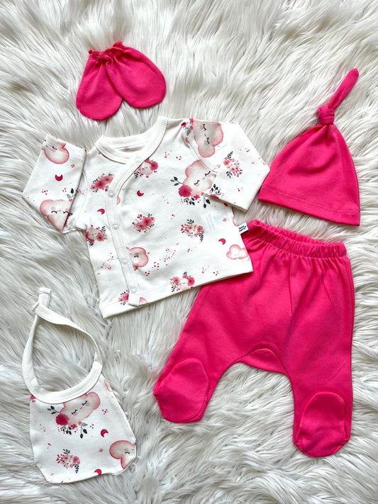 ☁️🌸 Pembe Bulut & Çiçek Baskılı 5’li Yenidoğan Seti – Üst + Pantolon + Şapka + Eldiven + Önlük