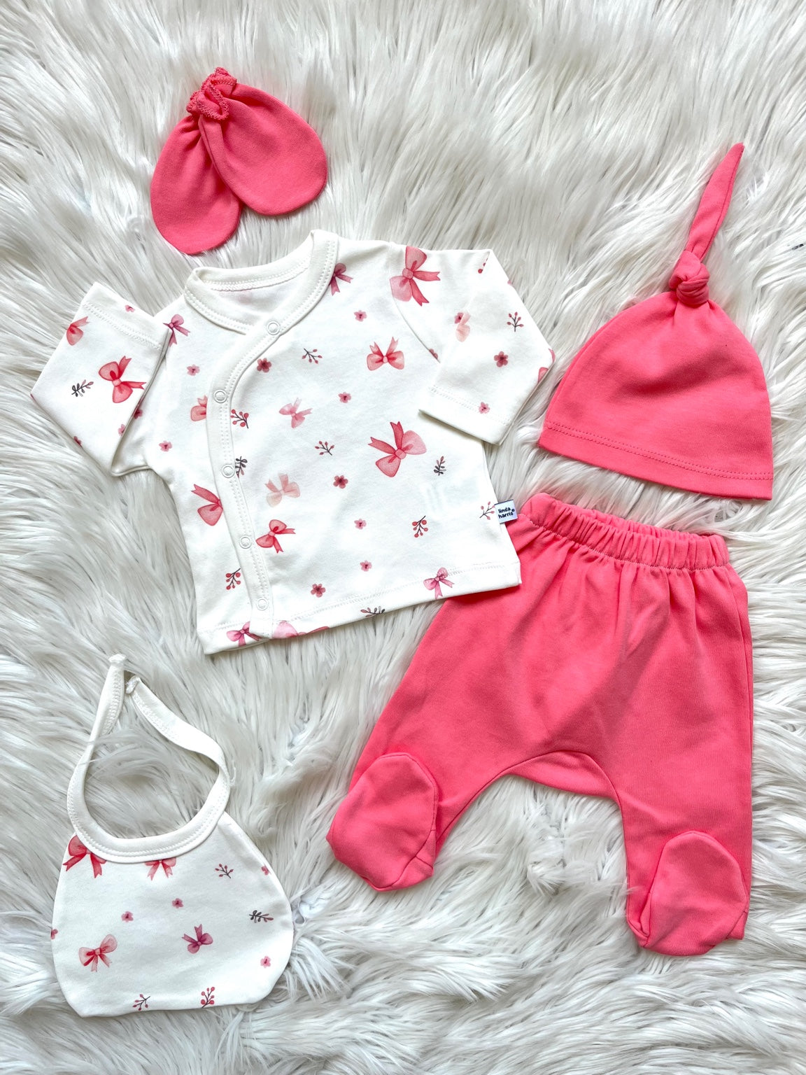🎀 Pembe Kurdele Desenli 5’li Yenidoğan Seti – Üst + Pantolon + Şapka + Eldiven + Önlük